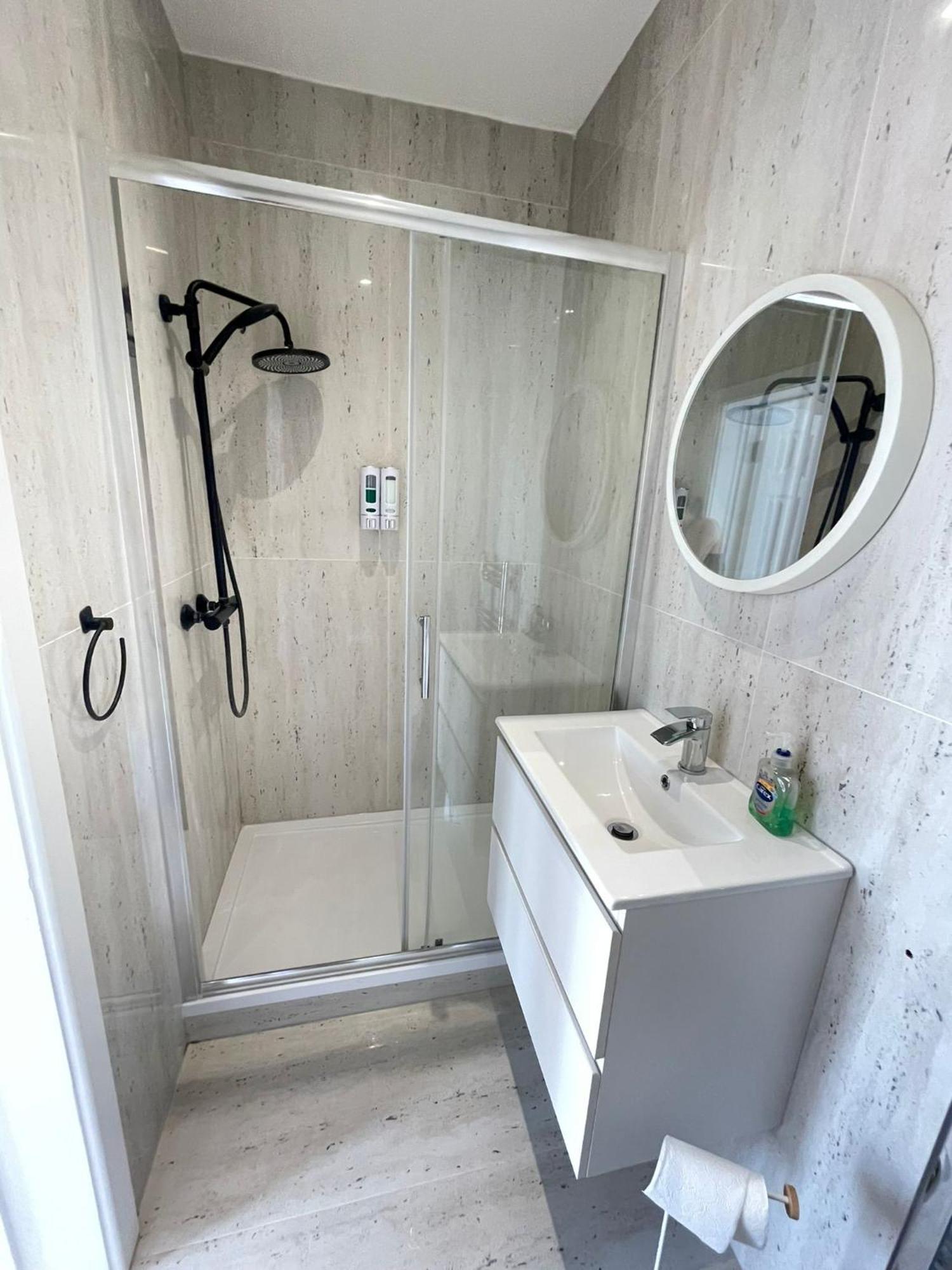 Comfortable Bay Window Stone Private Bathroom إدجوير المظهر الخارجي الصورة
