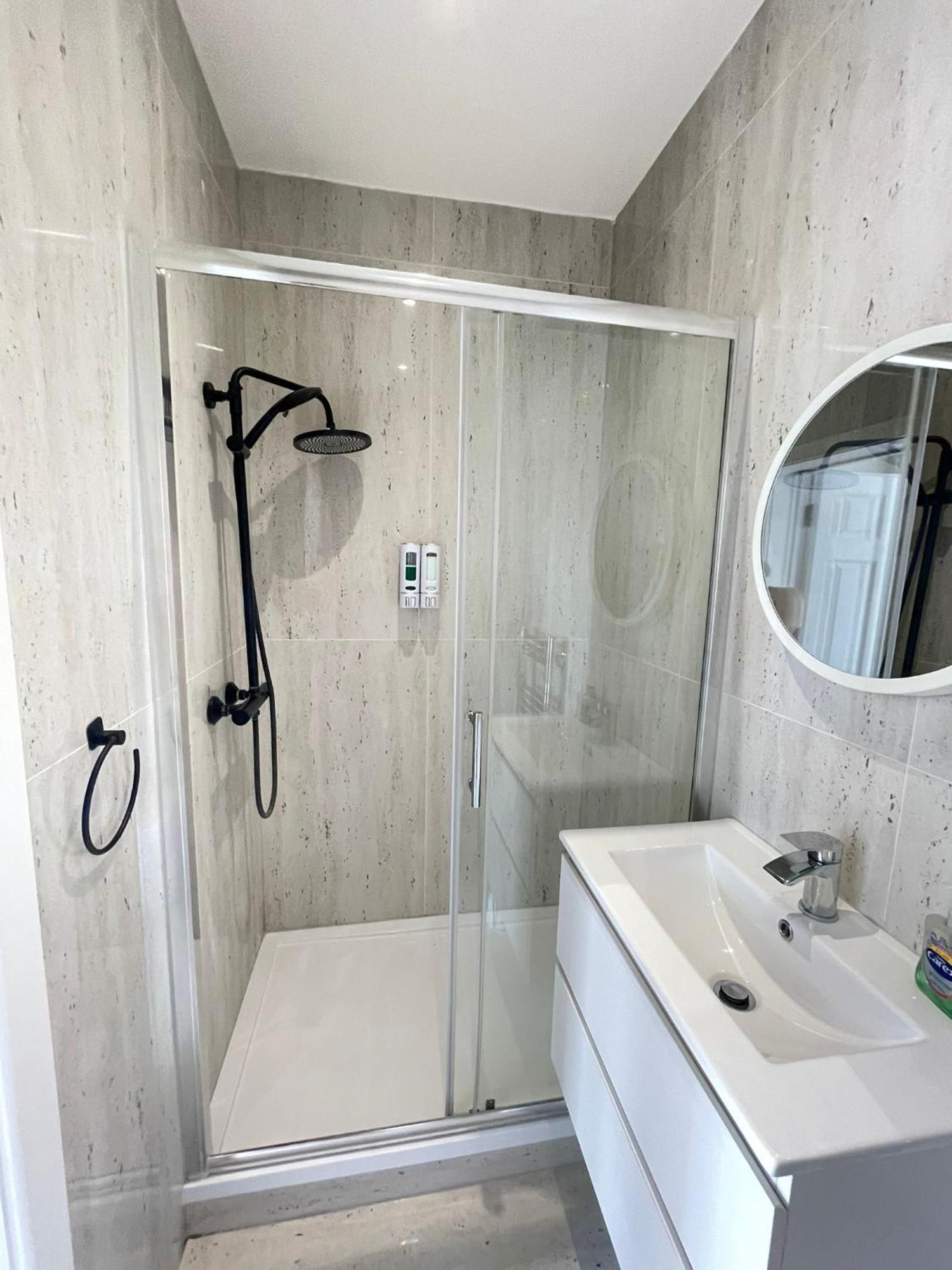 Comfortable Bay Window Stone Private Bathroom إدجوير المظهر الخارجي الصورة
