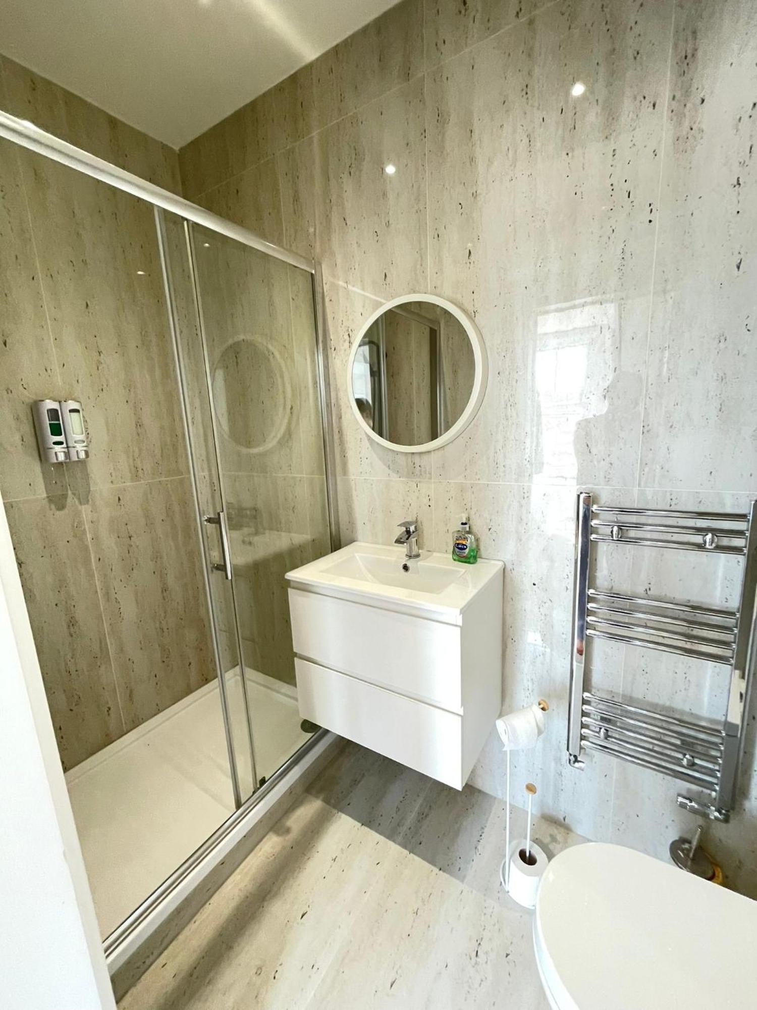 Comfortable Bay Window Stone Private Bathroom إدجوير المظهر الخارجي الصورة